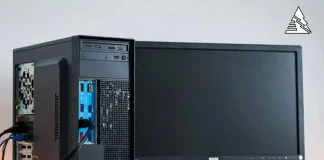 Máy tính để bàn và màn hình kết nối với điện kế đo công suất tiêu thụ